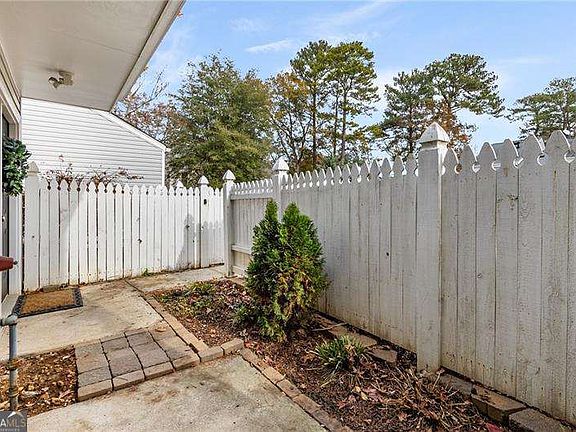 4th image of 2686 Meadowlawn Dr SE