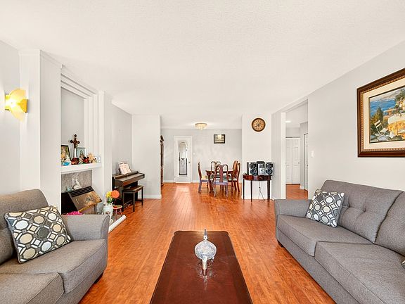 4th image of 22637 Fraserbank Cres