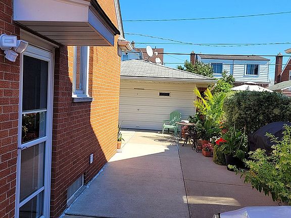 2nd image of 5900 Williamson St
