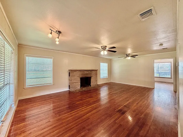 1224 Academy St — Photo 2