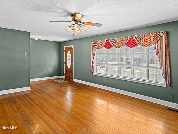 4th image of 129 Pineland Avenue