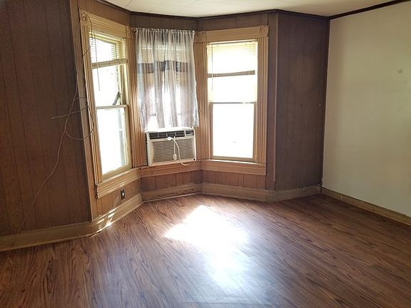 3rd image of 1407 N Grand St