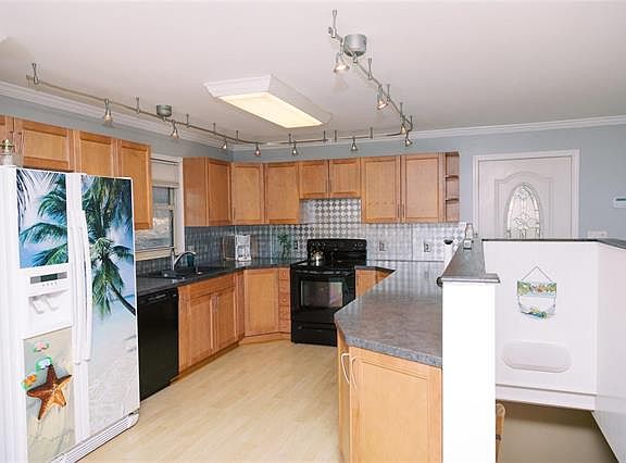 3rd image of 1761 E Skyline Dr