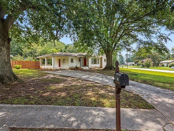 3rd image of 2801 Miriam Ln