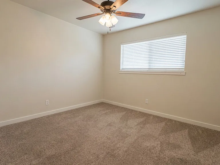 4715 Laura Dr — Photo 10