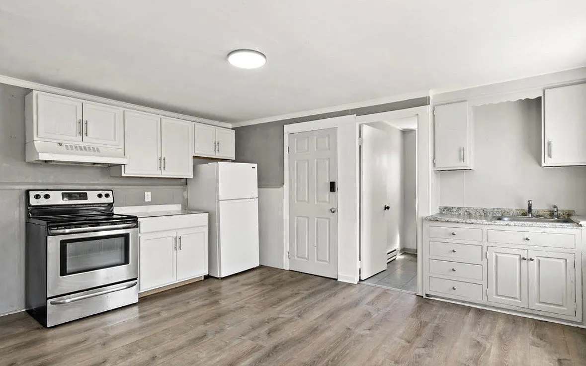 3 bed, 1000 sqft, $2,500 — Photo 2