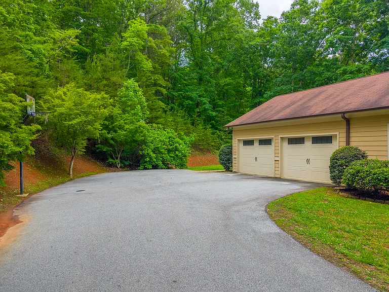 215 Oakridge Dr — Photo 18