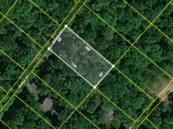 132 S Ridge Dr, Gouldsboro, PA 18424