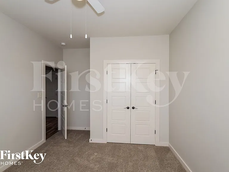 810 Hawthorn Ln — Photo 10