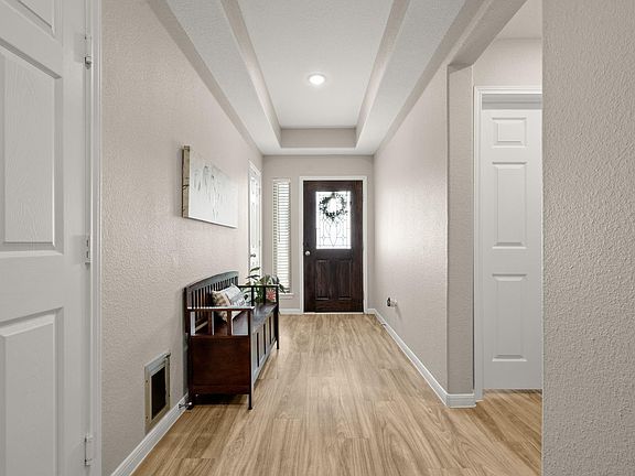 5th image of 725 Yellow Birch Ln