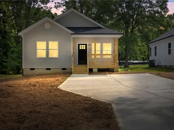 2305 Pinecroft Dr, Burlington, NC 27217