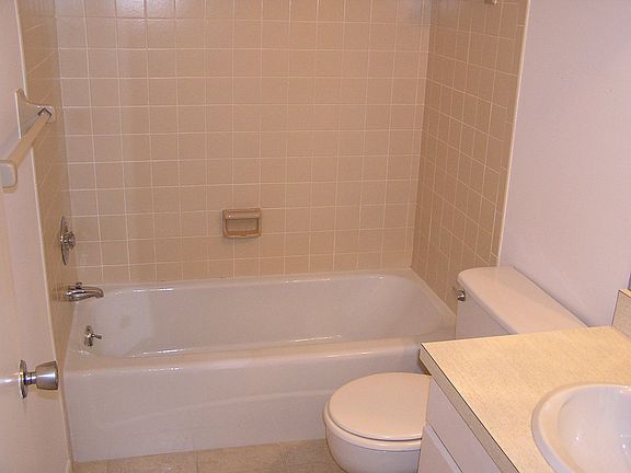 4th image of 1319 Glendale Cir W