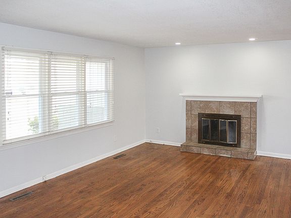 3rd image of 10000 Flora Ave