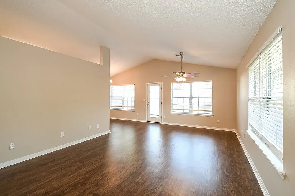 3 bed, 2.0 bath, 1594 sqft, $1,980 — Photo 4