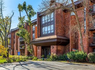 572 Coeur De Royale Dr APT 306, Saint Louis, MO