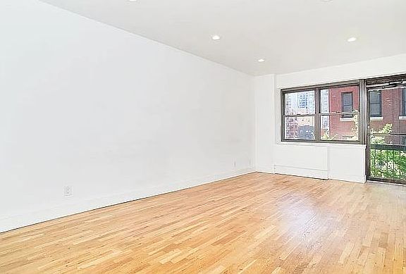 3rd image of 207 E 37th St #2TD