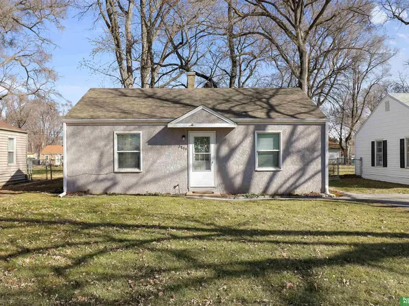 2809 Clay St, Bellevue, NE 68005