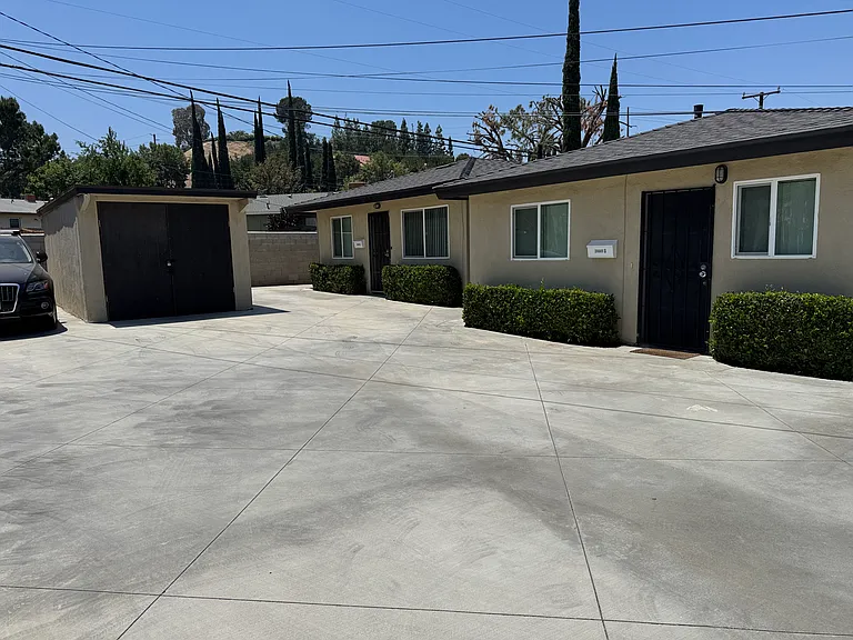 24433 University Ave — Photo 17