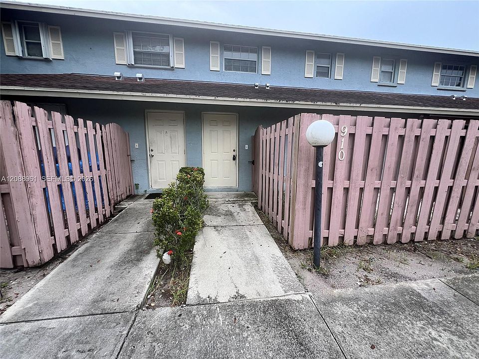 1st image of 910 Cypress Way E