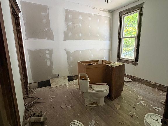 4th image of 861 Covert Ave