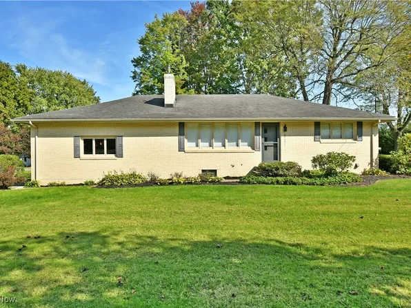 930 Crestwood Dr, Brookfield, OH 44403
