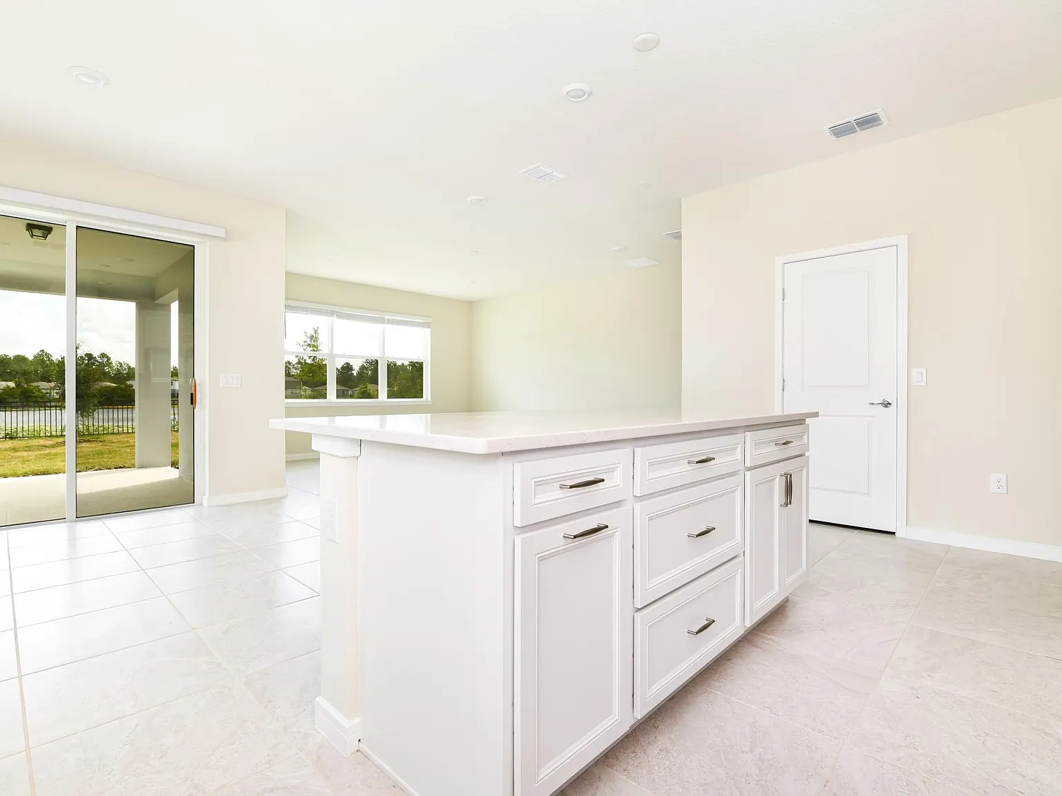 4 bed, 2103 sqft, $2,450 — Photo 4