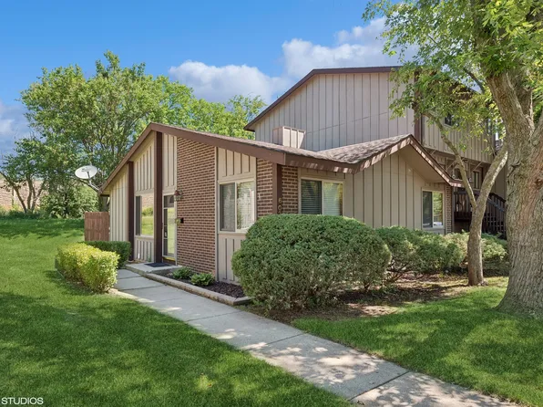 602 Forum Dr, Roselle, IL 60172