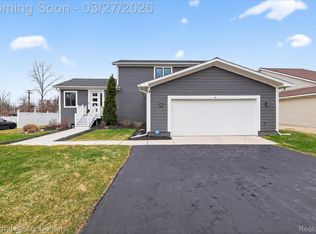 946 Dunreath St, Walled Lake, MI 48390