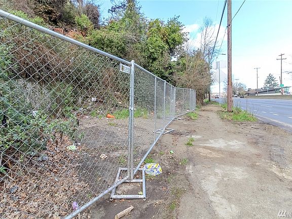 2nd image of 2505 Aurora Ave N