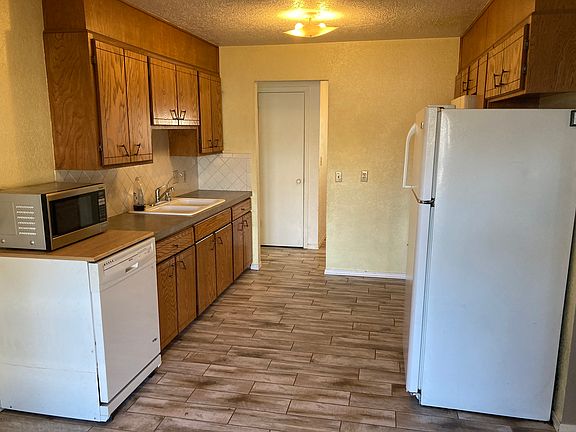 3rd image of 2402 Spruce Dr