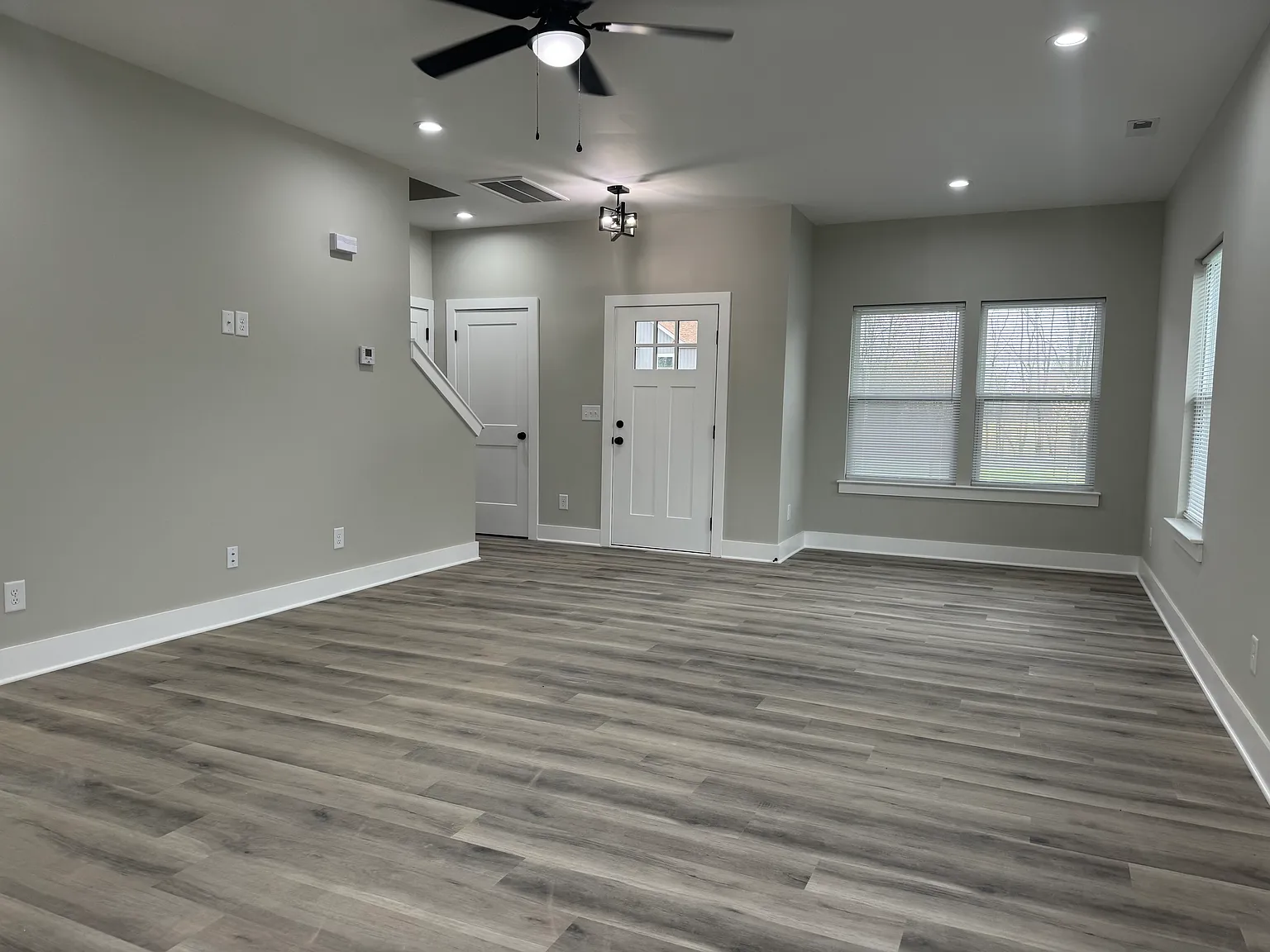 4 bed, 2.5 bath, 1957 sqft, $2,050 — Photo 4