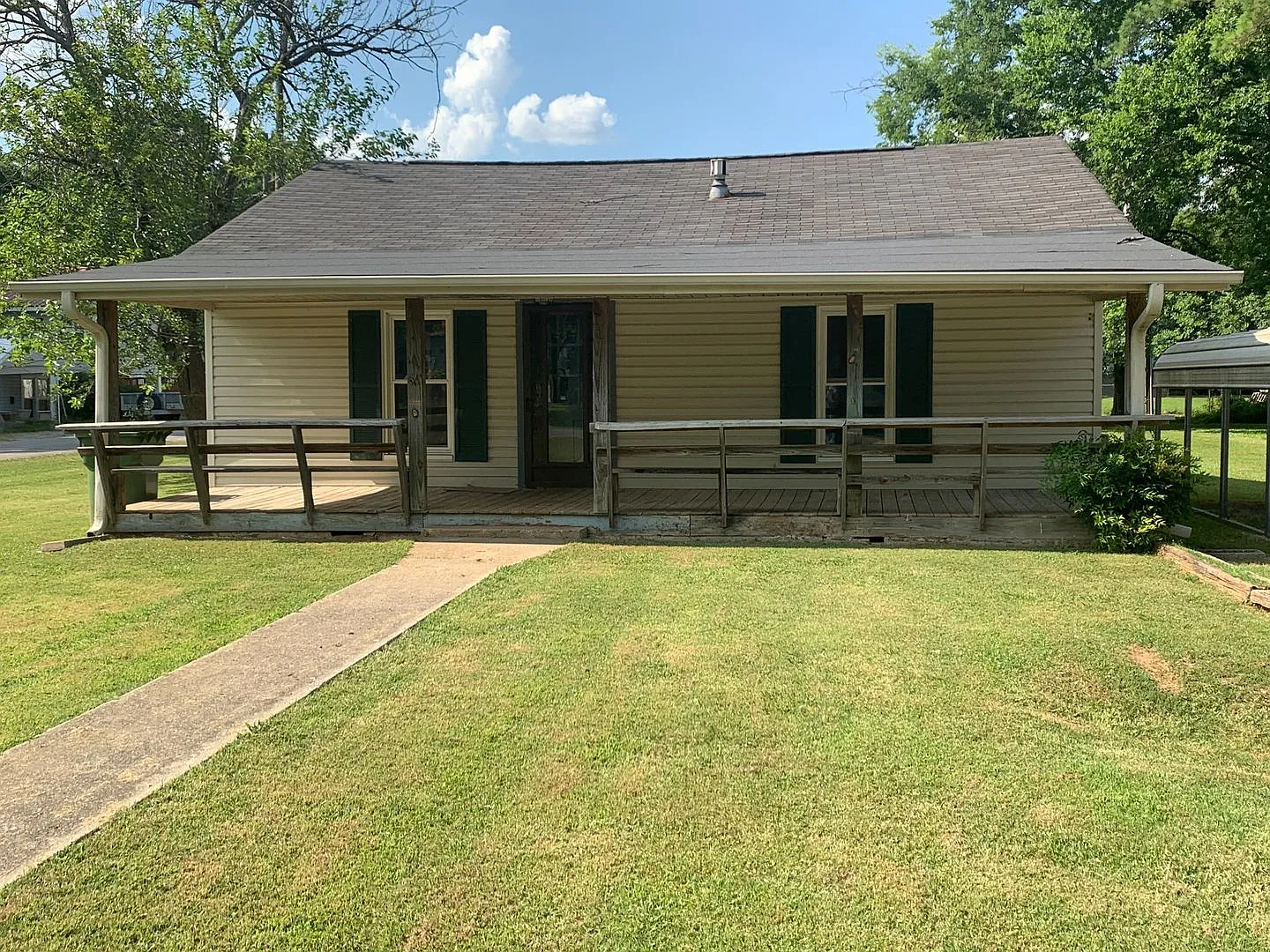 A quaint three bedroom one bath single family house in Five Points — Photo 1