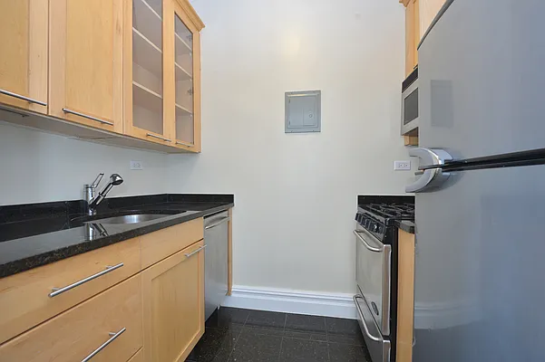 Rented by Manhattan Realty Group | media 15