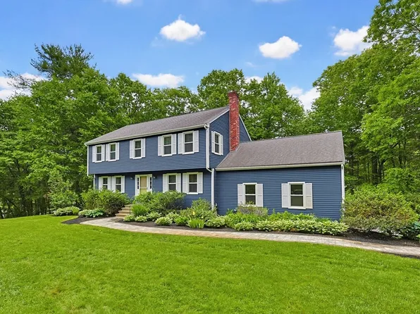 1 Leone Ln, Mendon, MA 01756