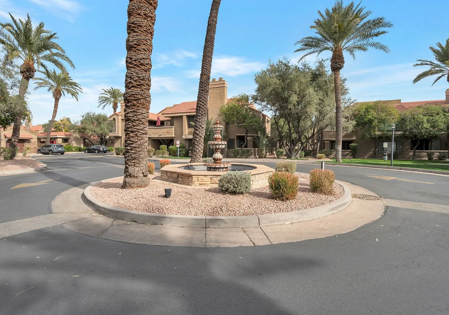 Stunning 2-bedroom, 2-bathroom house located in the desirable area of Scottsdale, AZ. — Photo 1