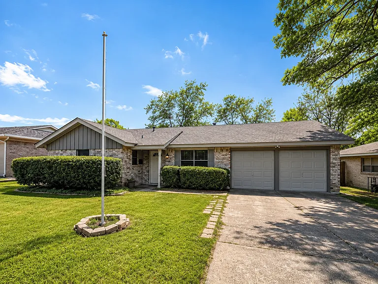 1607 Sagebrush Trl — Photo 1