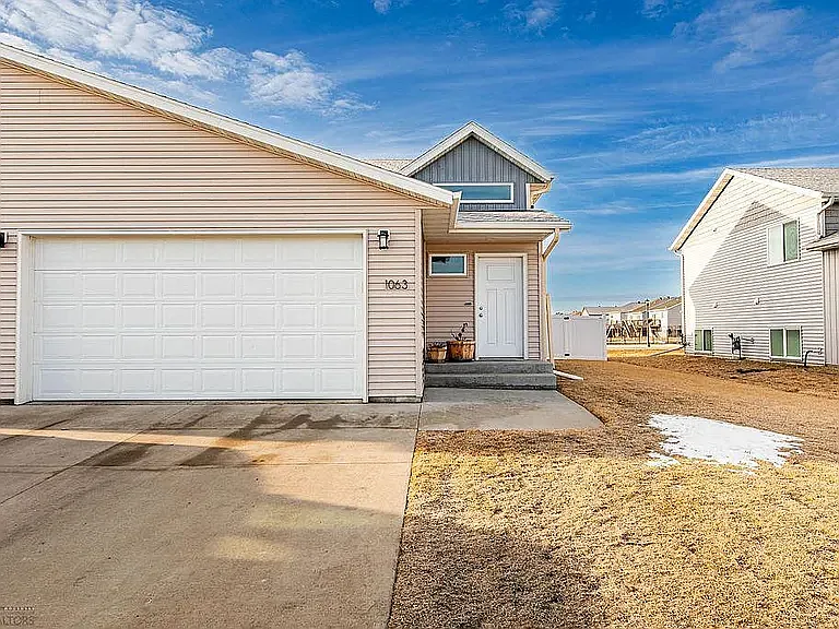 1063 Barnes Dr W — Photo 1
