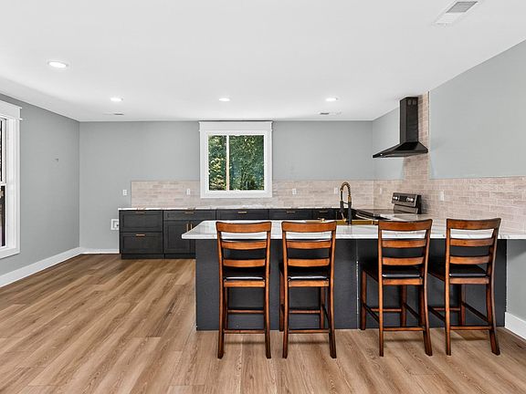 5th image of 332 Meadow Ln