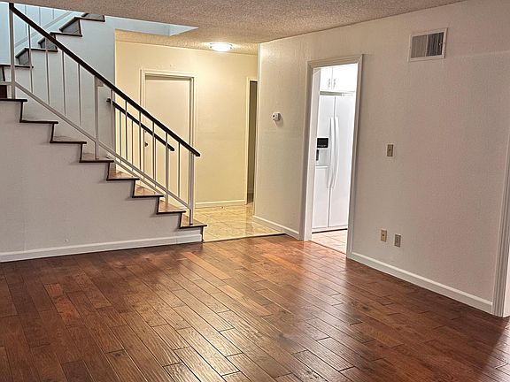 3rd image of 18319 Collins St APT 10