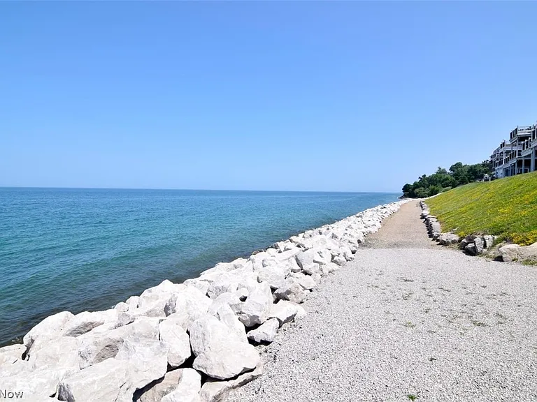170 Larimar Dr — Photo 33