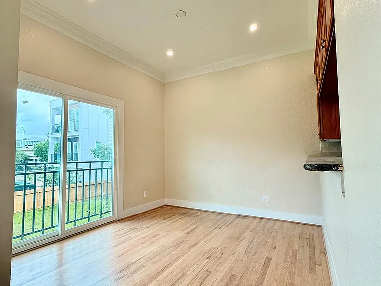 1323 Rosewood St — Photo 2