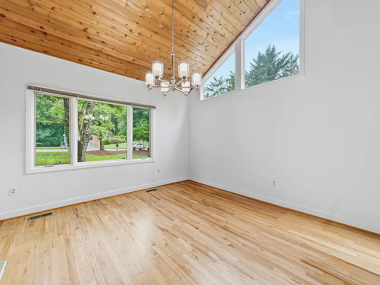 882 Coachway — Photo 11