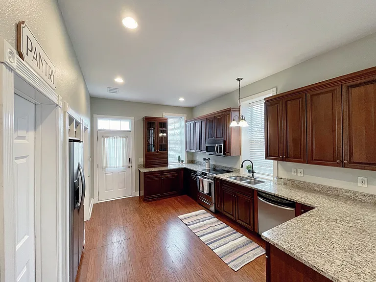 205 E Elm St — Photo 6