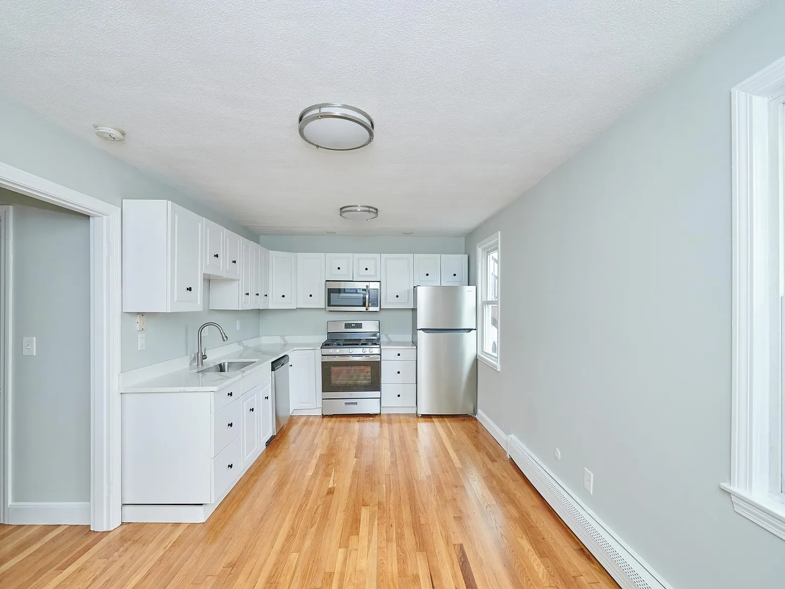 2 bed, 705 sqft, $3,300 — Photo 2