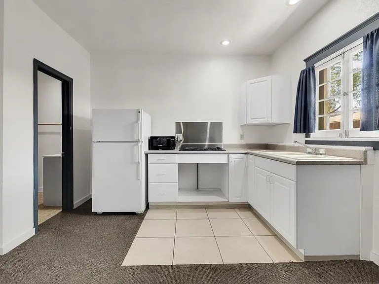 638 E 1st St #2 — Photo 35