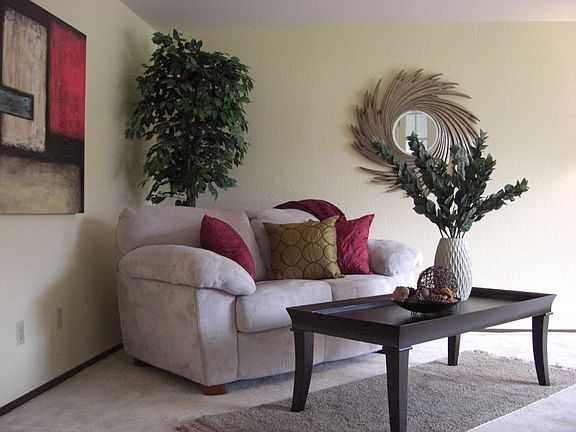 Lrg Living Room/Newer Carpet/French Door Entry