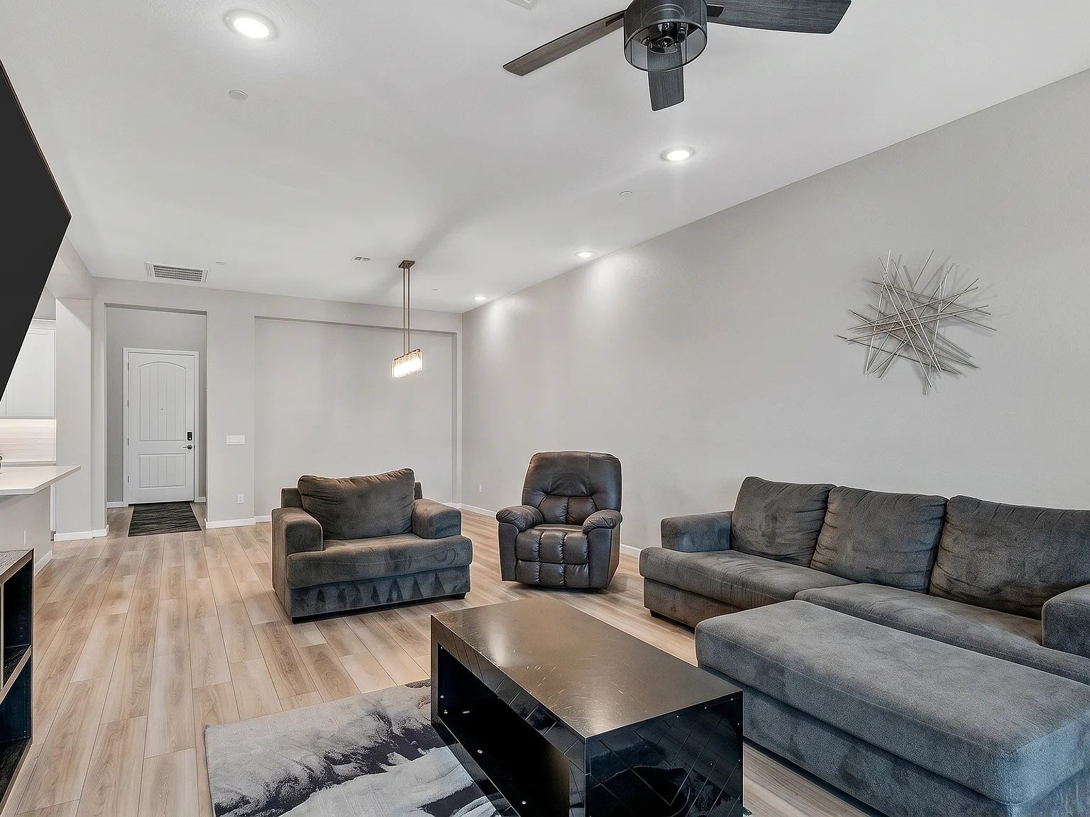 3 bed, 2.5 bath, 2524 sqft, $2,950 — Photo 4