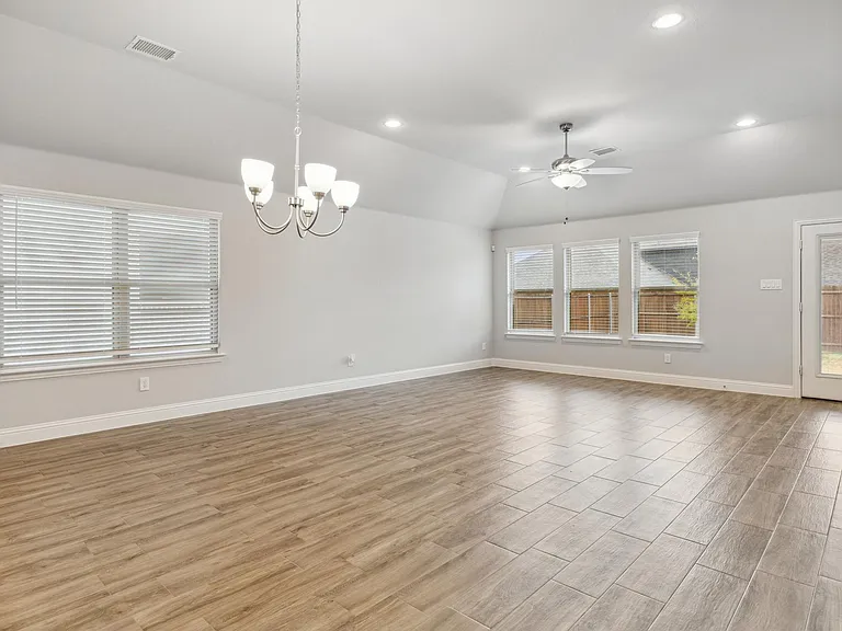 810 Mildren Ln — Photo 8