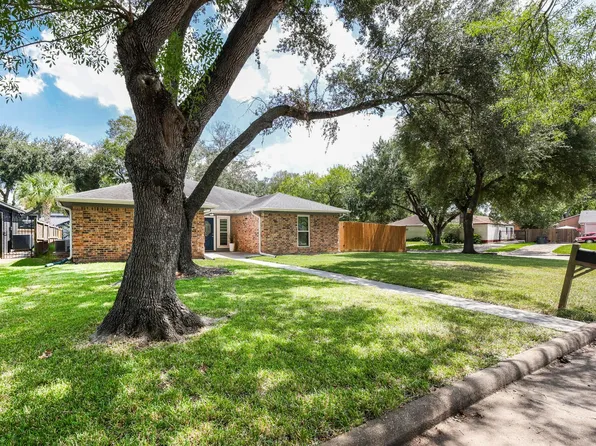 1802 Elmwood Ct, Sugar Land, TX 77498