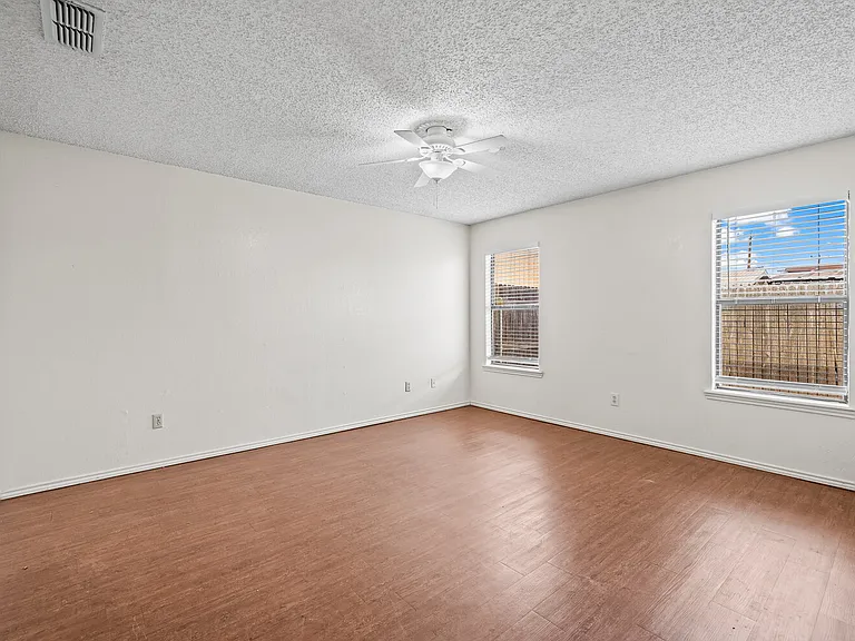 2107 La Salle Ave — Photo 6